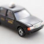 アイナメチヌオがインドのタクシーに乗る