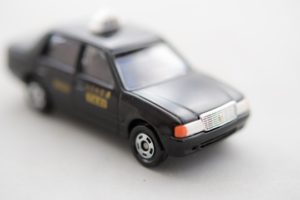 アイナメチヌオがインドのタクシーに乗る